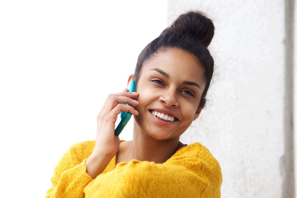 Smiling young woman talking on mobile phone - Φωτογραφία, εικόνα