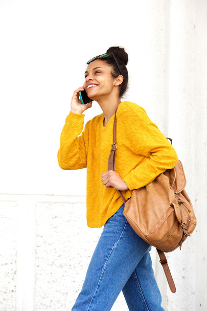 Attractive woman talking on mobile phone - Foto, Imagen