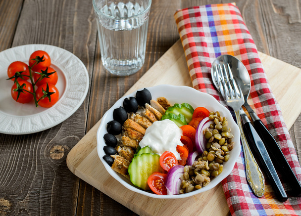 Chicken lentil and tomatoes salad with olives - Fotoğraf, Görsel
