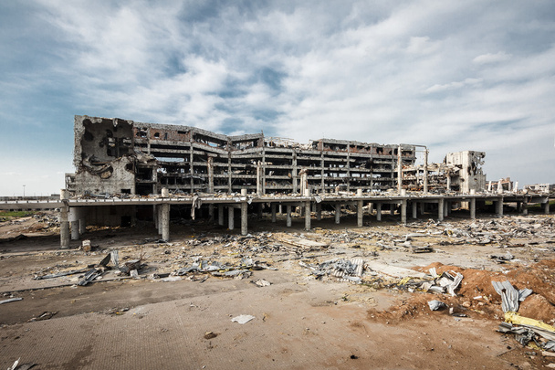 Brede hoekmening van donetsk luchthaven ruïnes - Foto, afbeelding
