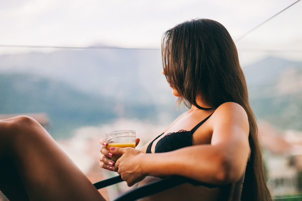 Sexy Frau trinkt Saft auf heimischen Balkon - Foto, Bild