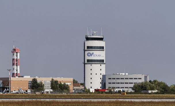 Италия, Венеция; 14 сентября 2011 г., вид на диспетчерскую башню аэропорта - EDITORIAL
 - Фото, изображение
