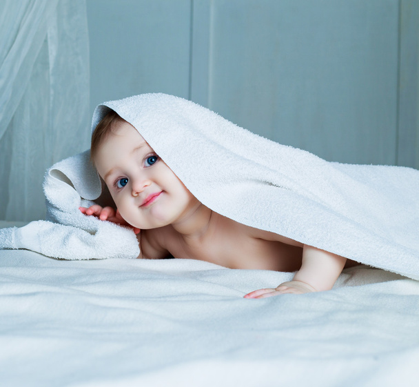 baby with a towel - Foto, afbeelding