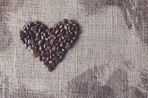 Textura de arpillera con granos de café en forma de corazón
 - Foto, Imagen