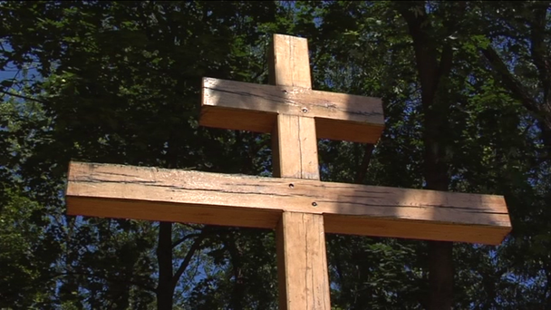 木製の十字架が地面に埋め込まれています。 - 映像、動画