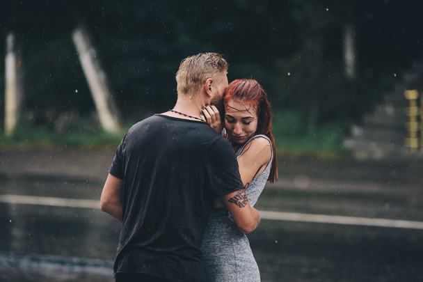 красивая пара, обнимающаяся под дождем
 - Фото, изображение