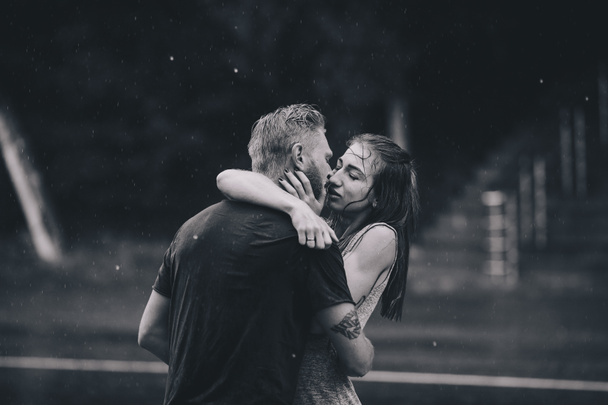 hermosa pareja besándose en la lluvia
 - Foto, Imagen