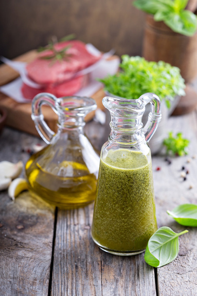 Aromatic olive oil with basil - Foto, immagini