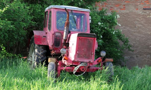 Nézd a régi traktorok, a vidéki táj, nappal - Fotó, kép