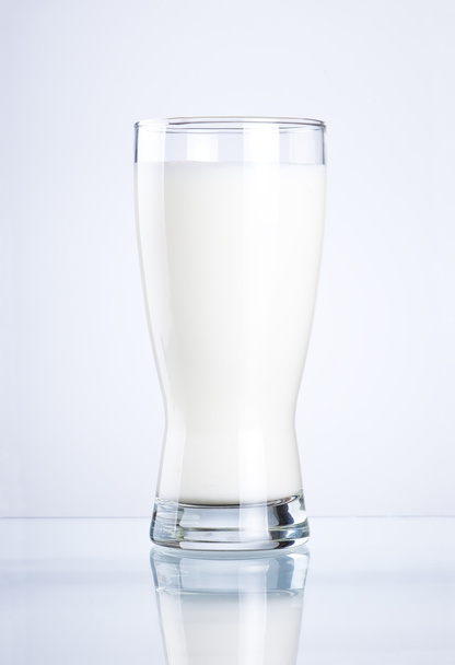 Glass of fresh milk on a gray background - Fotoğraf, Görsel