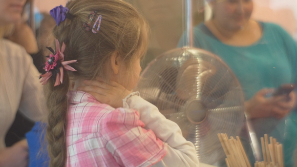 Děti se učí řemeslo na cukrovinky, dívat se skrz sklo cukrářskou dílnu drobná světlovlasá dívka s hustou dlouhý cop - Záběry, video