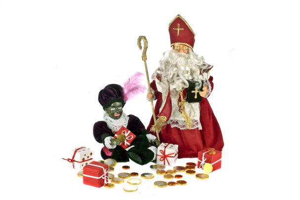 Père Noël et Piet noir aux noix d'épice, bonbons et cadeaux au 5 décembre
 - Photo, image