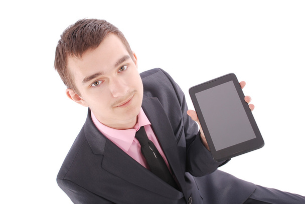 Junge im Anzug sitzt und hält Tablet-PC - Foto, Bild