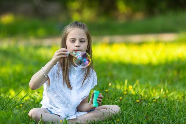 Little girl blowing bubbles - Foto, Bild
