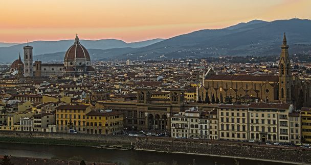 гарний захід сонця над річки Арно в центрі Флоренції, Італія, - Фото, зображення