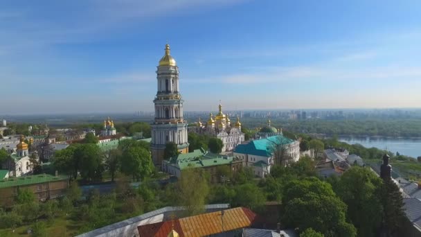 Ławra Kijów. Kościół na tle Kijów - Materiał filmowy, wideo