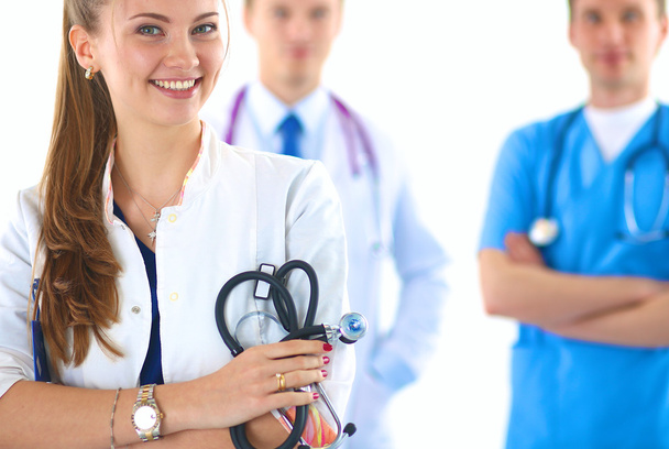 Ελκυστική γυναίκα γιατρός μπροστά από την ιατρική ομάδα - Φωτογραφία, εικόνα