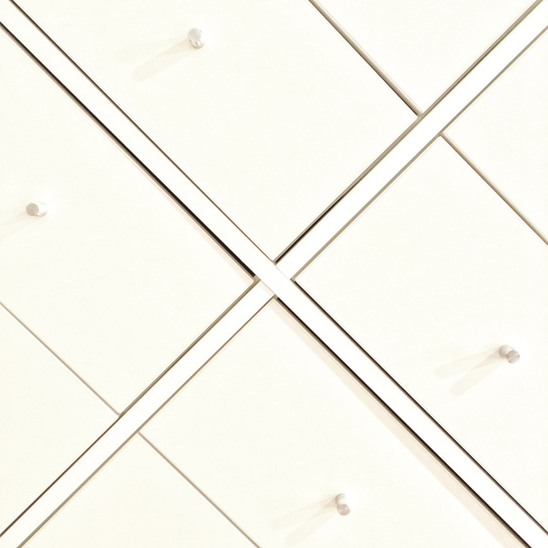Cajones de un elegante tocador blanco
 - Foto, imagen