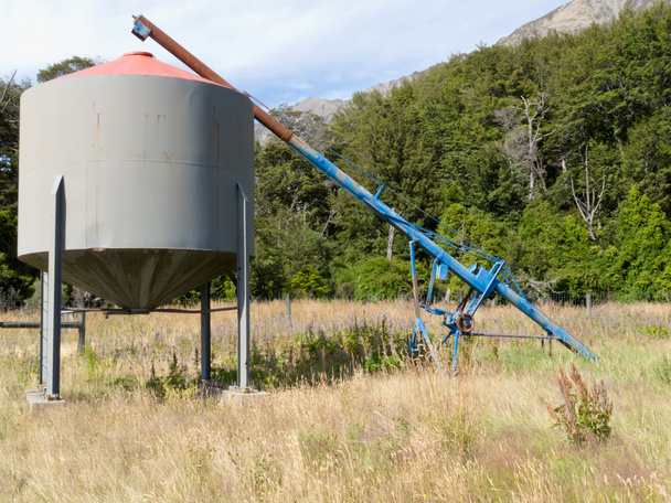 Armazenamento de silo de fermentação de forragens metálicas agrícolas
 - Foto, Imagem