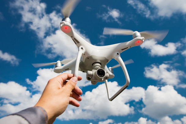 Hovering drone et une main
 - Photo, image