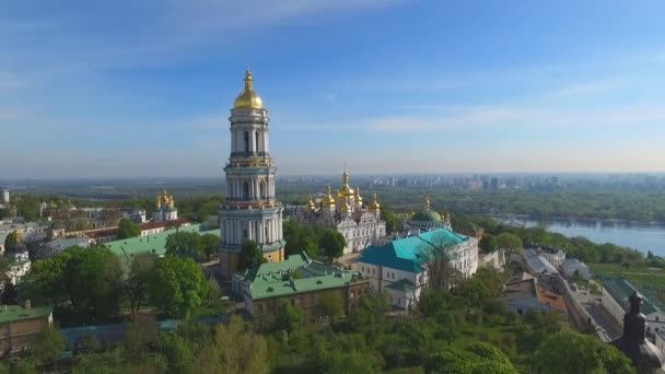 Ławra Kijów. Kościół na tle Kijów - Materiał filmowy, wideo