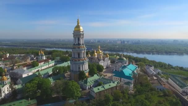 キエフ修道院。キエフの背景の上の教会 - 映像、動画