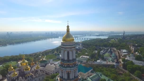 Kiev Lavra. Iglesia en el fondo de Kiev
 - Imágenes, Vídeo