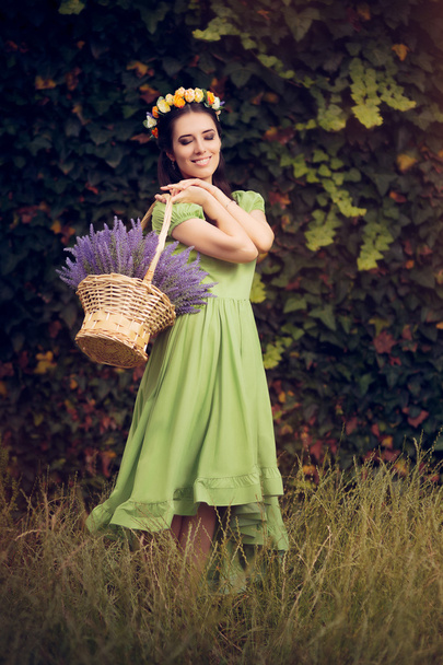 Квіткові фея дівчина влітку з Лаванда кошик  - Фото, зображення
