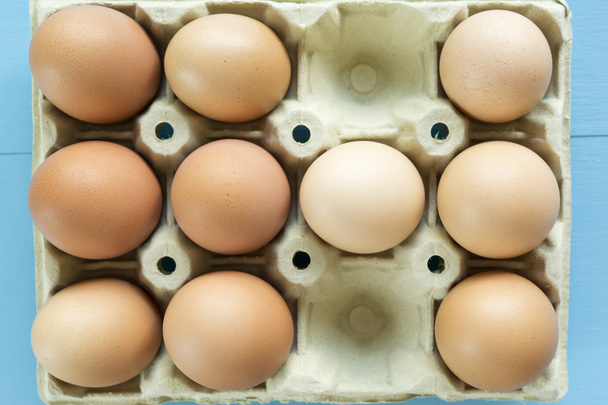 Huevos de pollo en una taza de huevo
 - Foto, Imagen