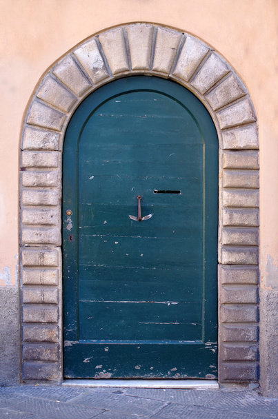 antigua puerta de madera del edificio histórico
 - Foto, imagen