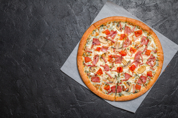 verse pizza met champignons en ham - Foto, afbeelding