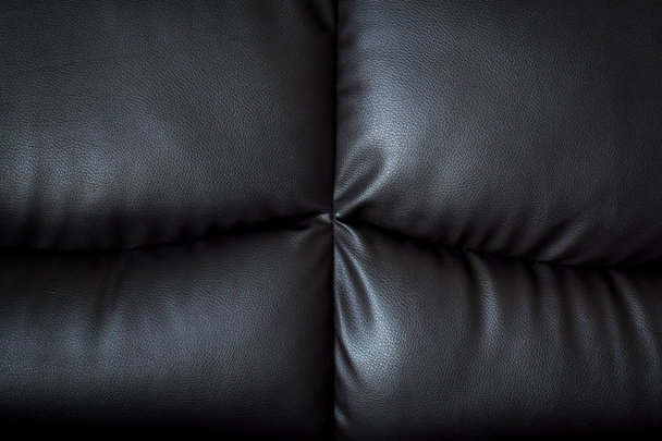 czarna skórzana sofa z bliska i teksturowanej tło z spa - Zdjęcie, obraz