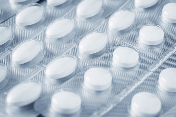 witte pillen in een blisterverpakking achtergrond   - Foto, afbeelding