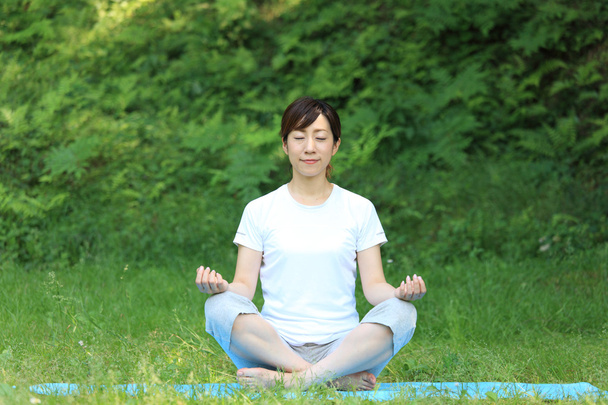 Meditasyon yapıyor dışında Japon kadın - Fotoğraf, Görsel