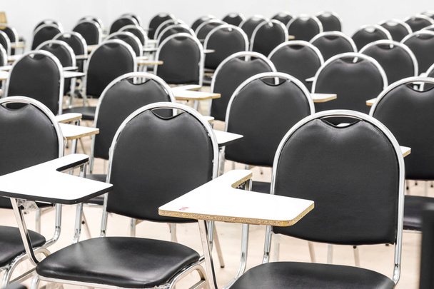 Hoorcollege stoelen in een klaslokaal - Foto, afbeelding