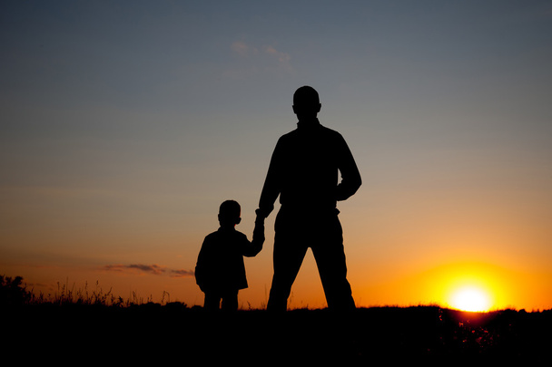 Vater mit Sohn bei Sonnenuntergang - Foto, Bild