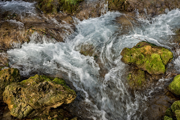 Fonte do rio que faz cachoeiras sobre rochas cobertas sagacidade
 - Foto, Imagem