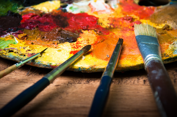 Sanatçı fırçaları ve paletleri ahşap arka planda - Fotoğraf, Görsel