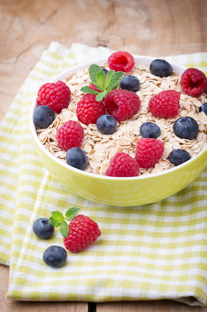 Oatmeal porridge with berries. Raspberries and blueberries. - Foto, Bild