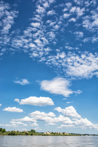Στην προκυμαία του Δούναβη ποταμού και μπλε ουρανού με σύννεφα - Φωτογραφία, εικόνα