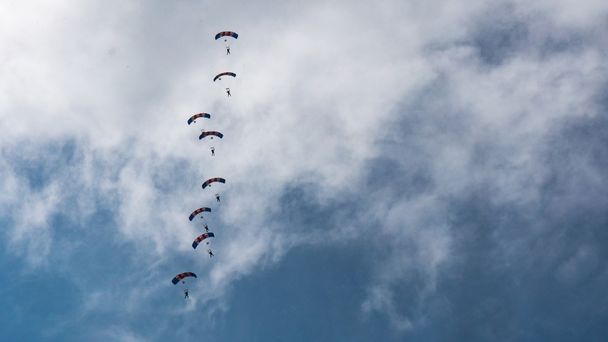 Cornwall, Engeland, Verenigd Koninkrijk - juni 10,2016: Raf Falcons Parachute Team bij Koninklijke Cornwall - Foto, afbeelding