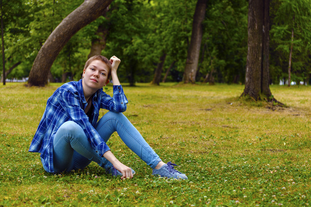 The girl with short hair in the garden - Valokuva, kuva