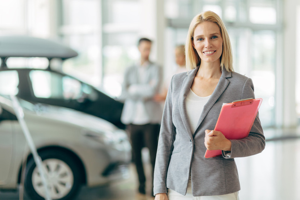 Professional salesperson in car dealership - Фото, зображення