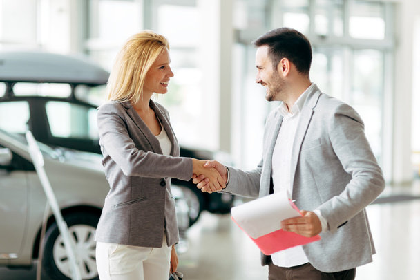 Customer buying a car at dealership - Foto, Bild