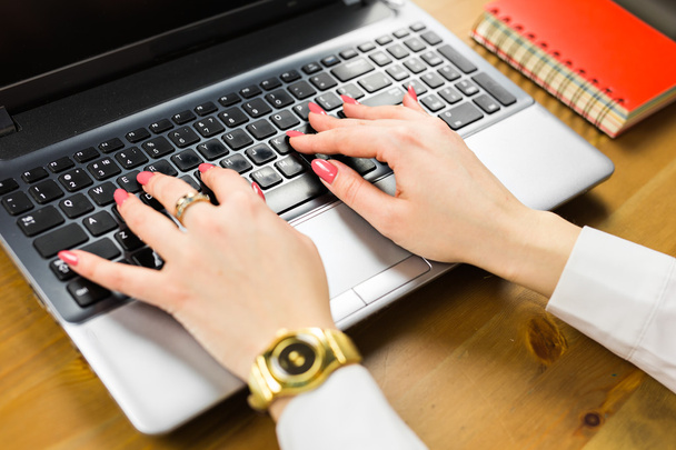 Close-up van vrouwelijke handen typen op toetsenbord - Foto, afbeelding