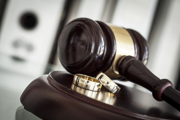 Conceito de divórcio com martelo e anéis de casamento
 - Foto, Imagem