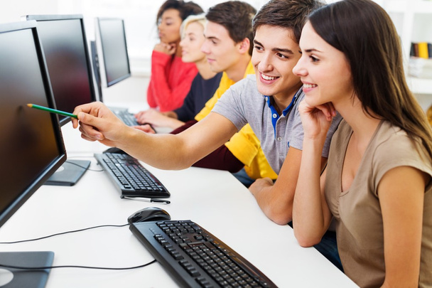 Группа студентов с компьютерами
 - Фото, изображение