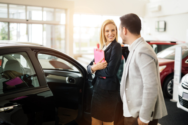 Customer looking for a car at dealership - Foto, immagini
