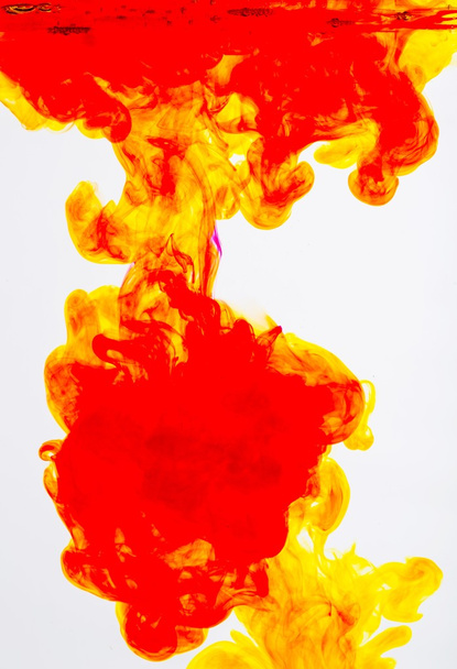 Color acrílico amarillo y rojo en agua
 - Foto, imagen