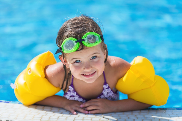 little girl sunning at the pool - Zdjęcie, obraz